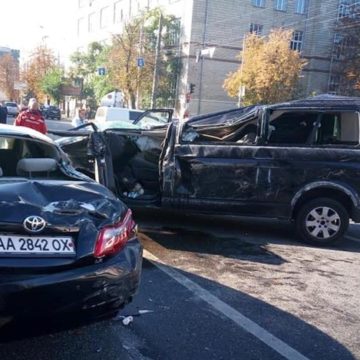 В центре Киева микроавтобус перевернулся и упал на припаркованный автомобиль