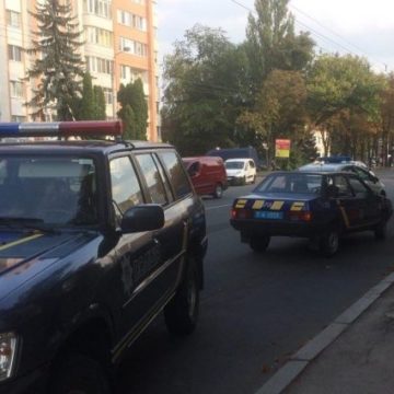«Пытается уйти от ответа»: в Ровно полицейский сбил подростка на переходе