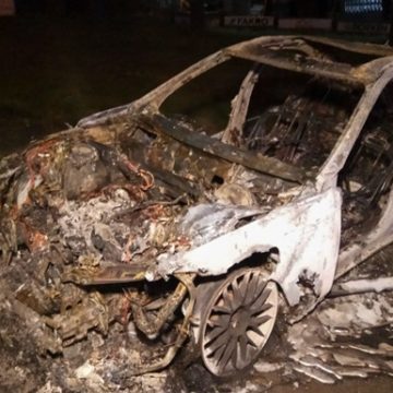 В Киеве сгорел Mercedes, водитель которого пытался скрыться от полиции