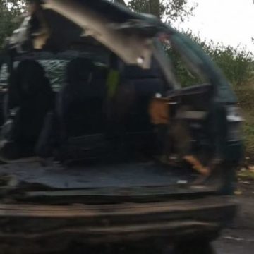 Под Киевом маршрутка врезалась в машину: авто разорвало пополам