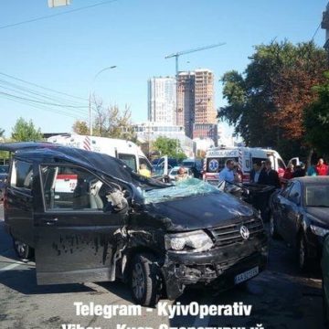 Масштабное ДТП в Киеве: водителя иномарки спасатели доставали из кабины