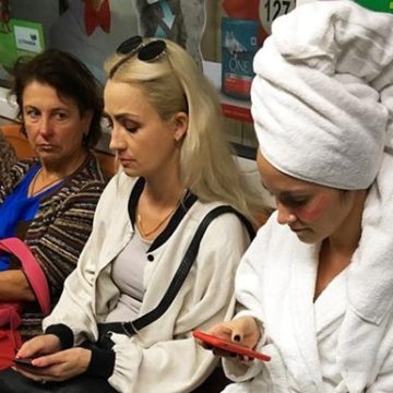 В метро Киева заметили людей в банных халатах