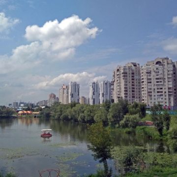 В Киеве застройщик перекрыл доступ к набережной озера