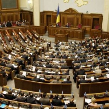 Луценко просит Раду лишить неприкосновенности троих депутатов