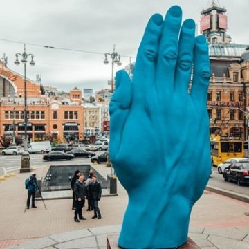 Пандора и Фрекен Бок: как в соцсетях шутят про новую арт-инсталляцию в центре Киева