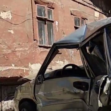 В Одессе автомобиль в ходе аварии влетел в подвал