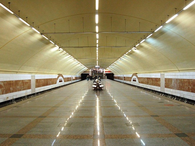 Едь наземным транспортом: неизвестный сообщил о минировании станции метро «Житомирская»