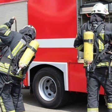 В Киеве на пожаре погиб мужчина и сгорели три машины