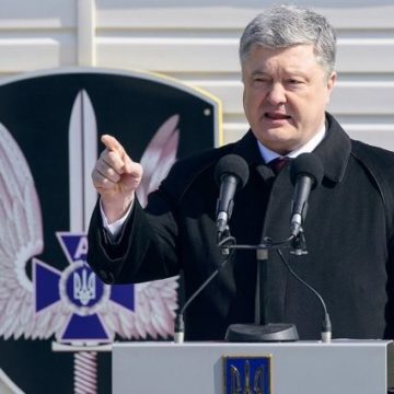 Порошенко приказал ВСУ вести ответный огонь на Донбассе из всех орудий