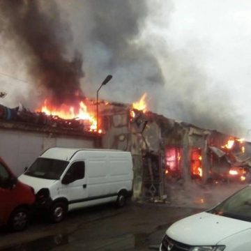 В результате масштабного пожара на СТО в Киеве сгорели 7 автомобилей