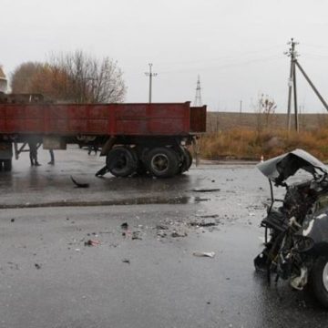 Под Хмельницким в ДТП столкнулись грузовик и автомобиль: пять пострадавших
