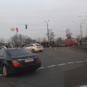 На Харьковском шоссе в Киеве автомобиль сбил полицейского