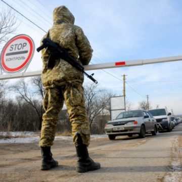 Контрабанда на Донбассе: получится ли у властей лишить «осликов» работы