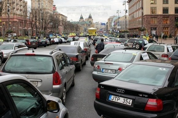 «Евробляхеры» заблокировали транспорт в Киеве