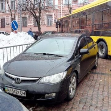 В центре Киева «герой парковки» заблокировал движение транспорта