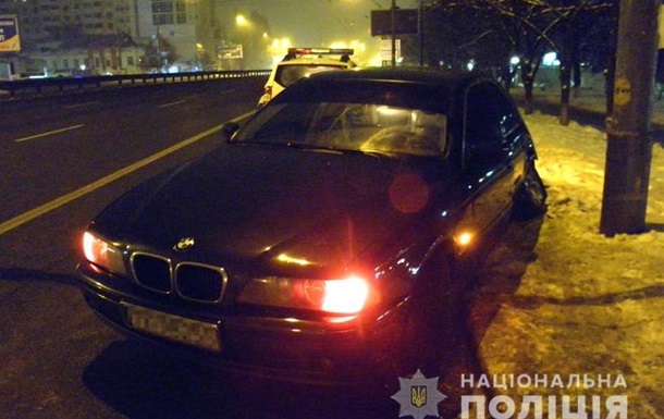 Пьяная женщина угнала авто в Киеве и попала в аварию
