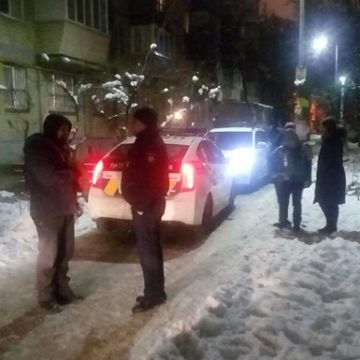 В Киеве пьяный полицейский отобрал у девочки телефон