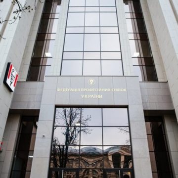 Скандал c KFC в Доме профсоюзов: заведение скрыло логотип на здании