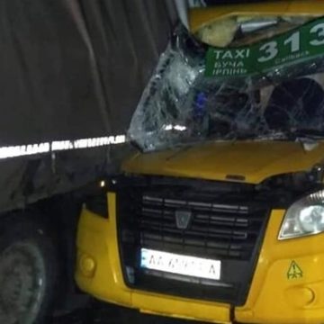 Под Киевом маршрутка с пассажирами протаранила грузовик