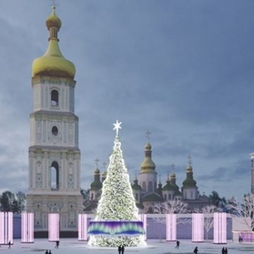 В Киеве начали монтировать главную елку страну