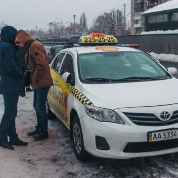 Под покровом ночи: в Киеве полковник СБУ, угрожая оружием, угнал автомобиль такси