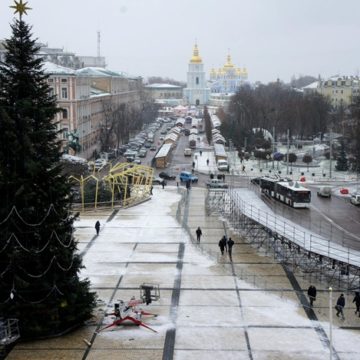 «Дым пошел, не белый»: на Софийской площади загорелся киоск новогоднего городка
