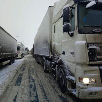 Из-за снегопада в Киеве хотят запретить въезд для грузовиков