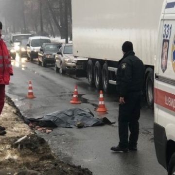 В Киеве водитель грузовика переехал женщину и скрылся: объявлен «Перехват»