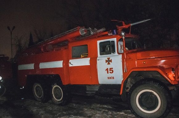 В Киеве ночью сгорело авто с прицепом
