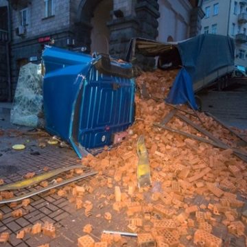 Полиция назвала причину ДТП с фурой в центре Киева