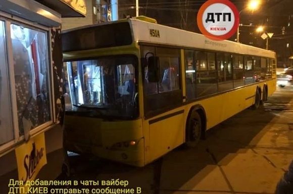 В Киеве водителю автобуса стало плохо: авто врезалось в магазин