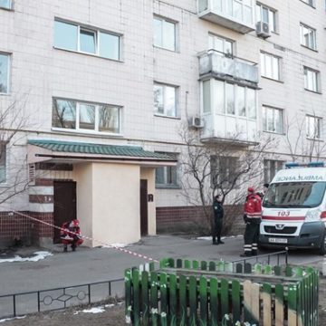 В Киеве школьник умер после падения из окна многоэтажки