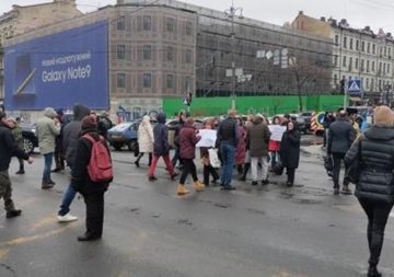 Протестующие перекрыли Крещатик напротив мэрии