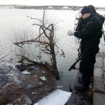 В Киеве из реки достали тело утопленника