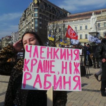 «Гори, патриархат!»: какая боль скрывается за Маршем женщин 8 марта