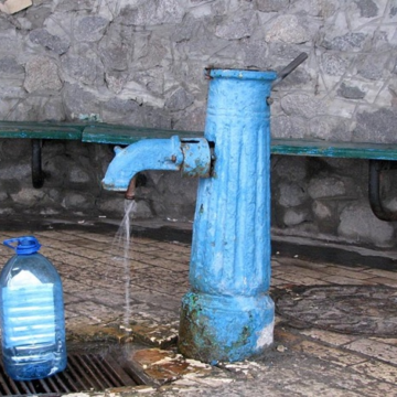 Ни капли: в двух районах Киева бюветы отключили от водоснабжения