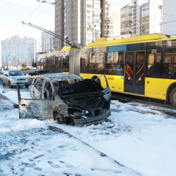 Людей эвакуировали: в Киеве на остановке общественного транспорта загорелось авто