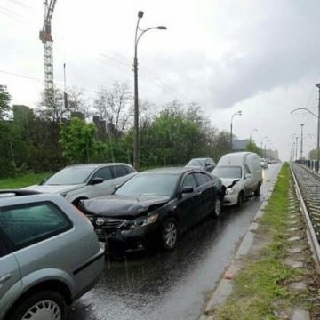 Масштабная авария: в Киеве пять авто из-за ямы попали в ДТП