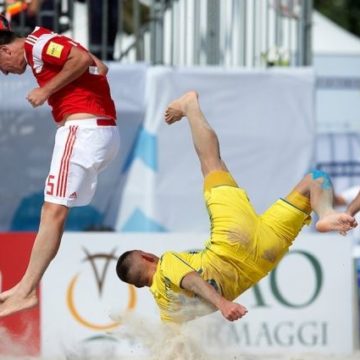 Сборная Украины по пляжному футболу разгромно уступила России
