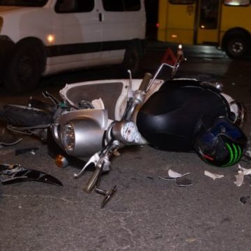В Киеве иномарка снесла под колеса мопед с подростком: детали аварии