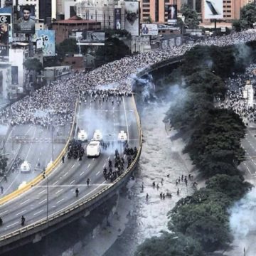 Десятки раненых в жестоких столкновениях в Венесуэле