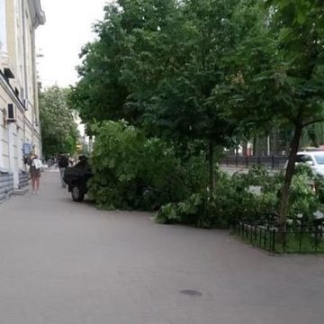 В центре Киева автомобиль вылетел на тротуар и сбил пешеходов