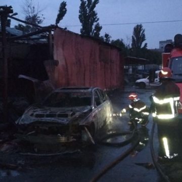 Пожар на бывшей автобазе в Киеве: сгорели три машины